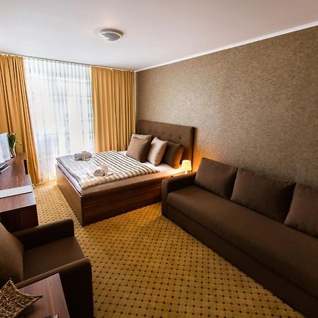 Hotel Merkur คาลูชา ภายนอก รูปภาพ