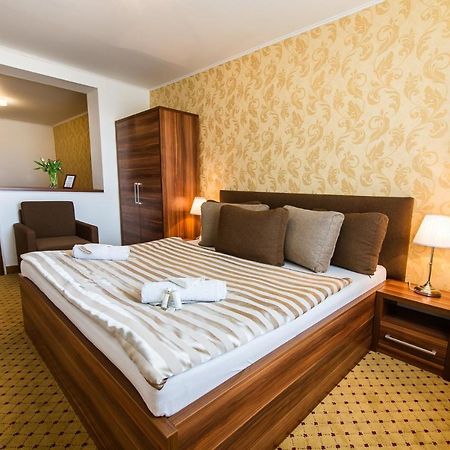 Hotel Merkur คาลูชา ภายนอก รูปภาพ
