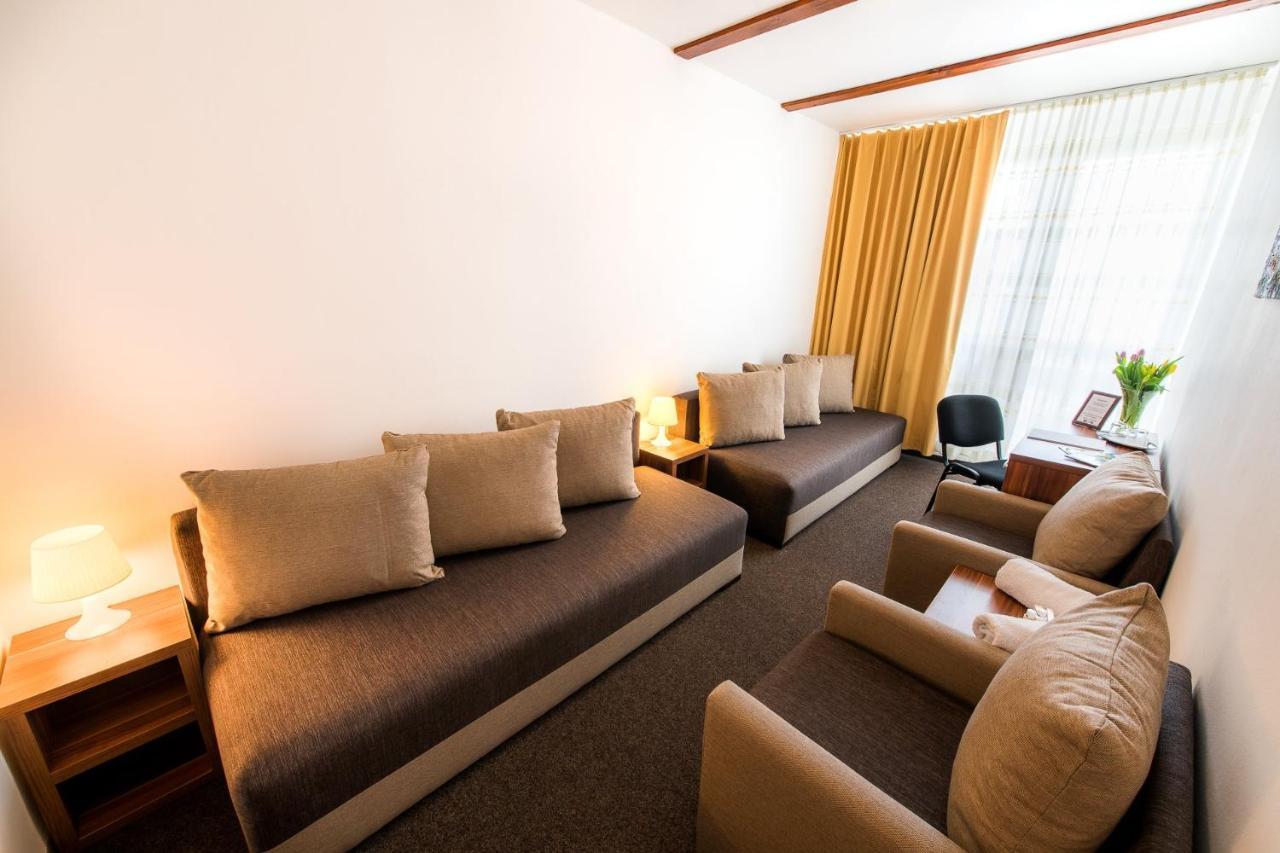 Hotel Merkur คาลูชา ภายนอก รูปภาพ