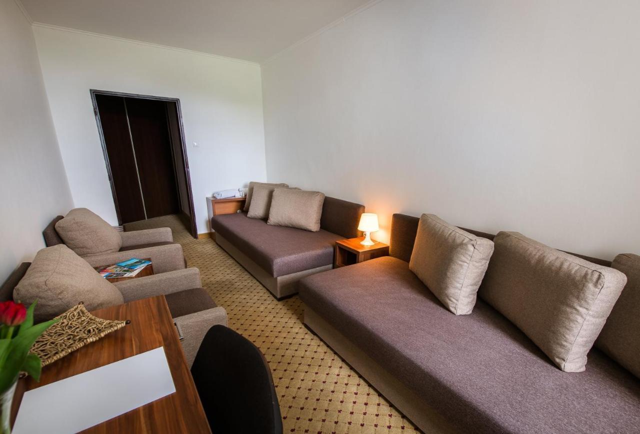 Hotel Merkur คาลูชา ภายนอก รูปภาพ
