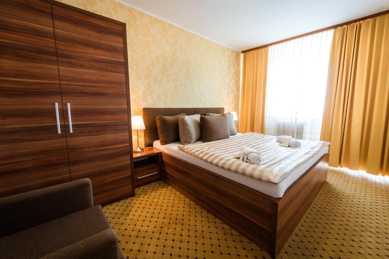 Hotel Merkur คาลูชา ภายนอก รูปภาพ