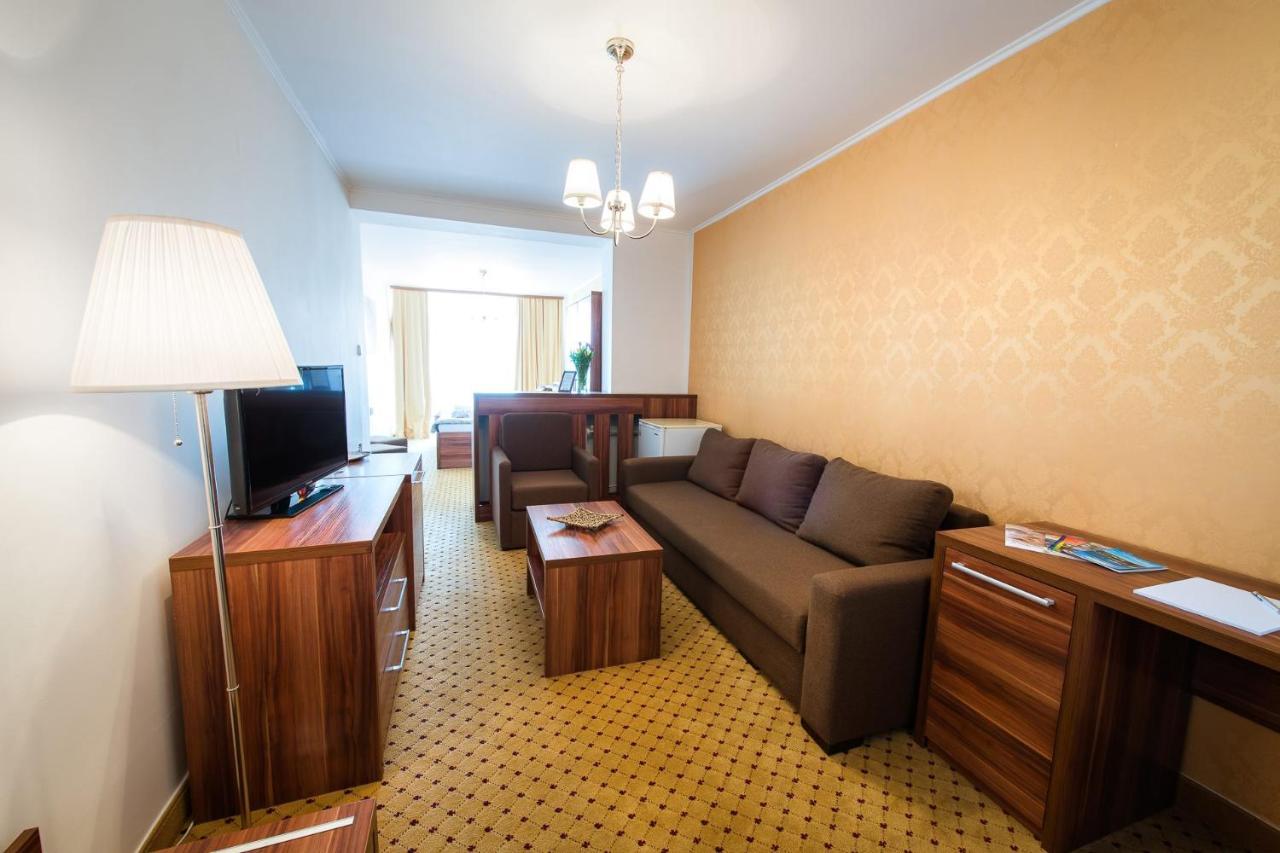 Hotel Merkur คาลูชา ภายนอก รูปภาพ