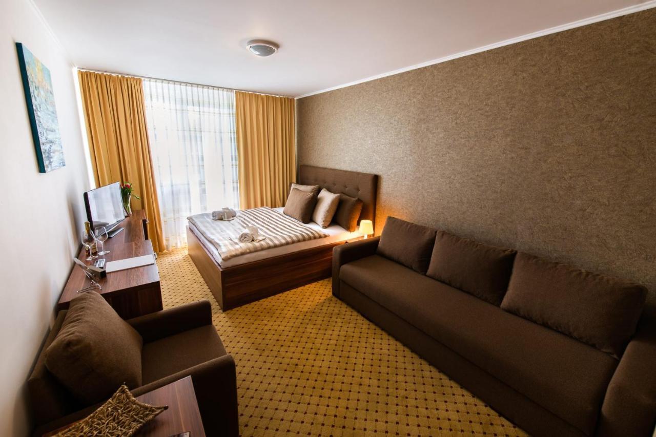 Hotel Merkur คาลูชา ภายนอก รูปภาพ